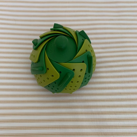 Joseph Joseph Lotus collapsible strainer - Picture 2 of 3